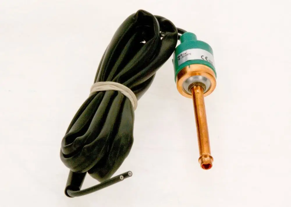 Druckfühler von Bosch mit einem langen, metallischen Sensorelement und einem schwarzen Kabel, das sich spiralig um das Sensorelement windet.